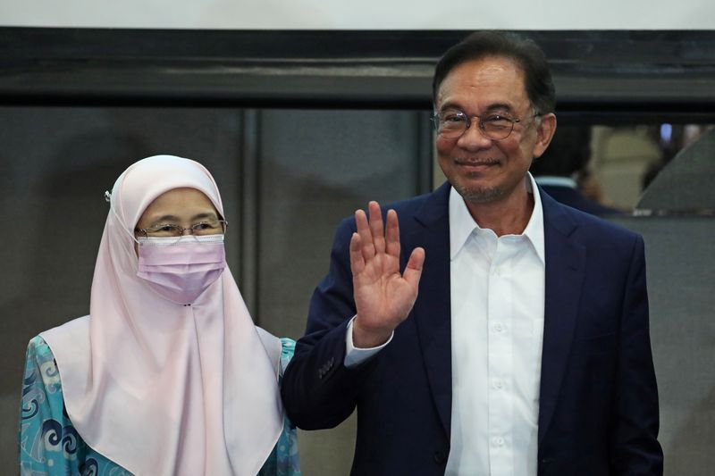 &copy; Reuters. Malaysia opposition leader Anwar Ibrahim and his wife Wan Azizah Wan Ismail react after a news conference in Kuala Lumpur