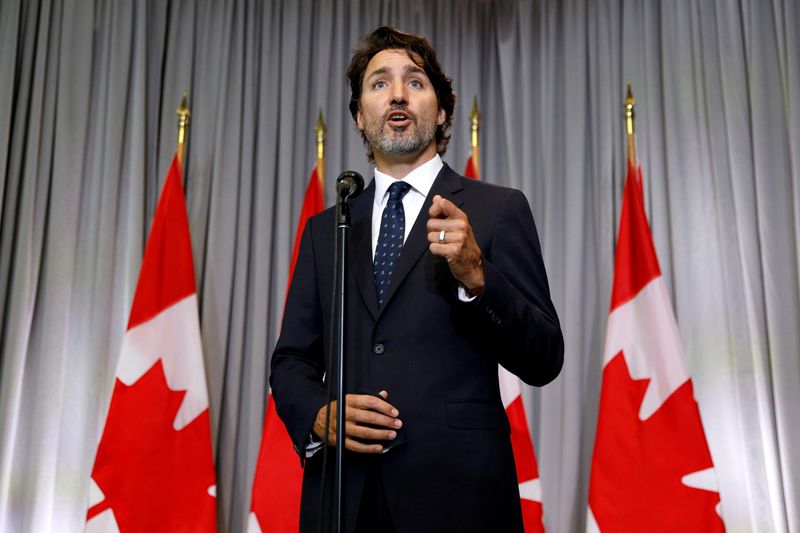 © Reuters. FILE PHOTO: Canada's Prime Minister Justin Trudeau speaks during a news conference at a cabinet retreat in Ottawa