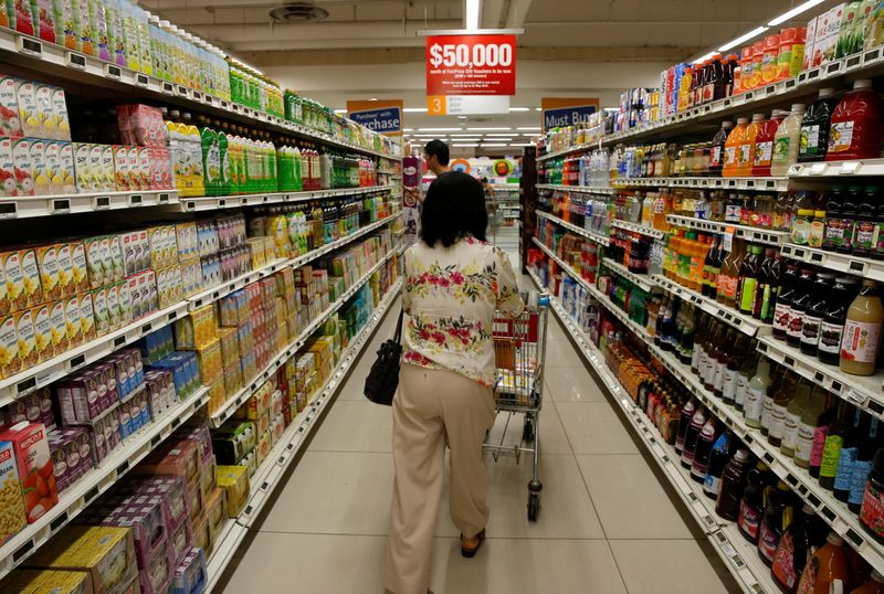 &copy; Reuters. A woman pushes a shopping cart at a supermarket in Singapore