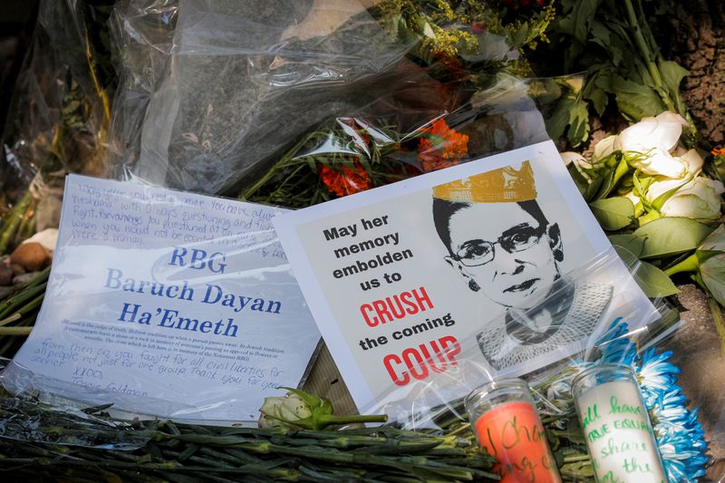 &copy; Reuters. Un monumento improvisado para la jueza Ruth Bader Ginsburg afuera de la casa de su infancia en Brooklyn, Nueva York