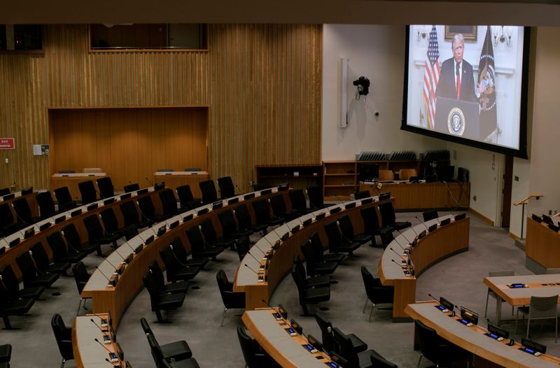 &copy; Reuters. El presidente de Estados Unidos, Donald Trump, se ve en una pantalla a través de una ventana hacia una sala de conferencias vacía mientras pronuncia un discurso pregrabado en la 75a Asamblea General anual de la ONU en la sede de las Naciones Unidas, en 