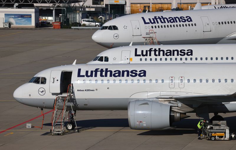 © Reuters. LUFTHANSA EST À SUIVRE À LA BOURSE DE FRANCFORT