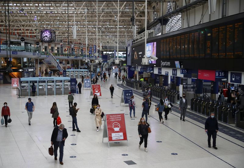 &copy; Reuters. Morning rush hour at Waterloo station in London