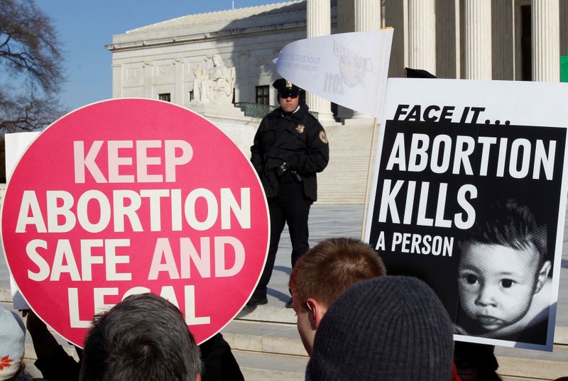 &copy; Reuters. FILE PHOTO: A police officer watches demonstrators on the anniversary of the Supreme Court&apos;s 1973 Roe v. Wade abortion decision in Washington