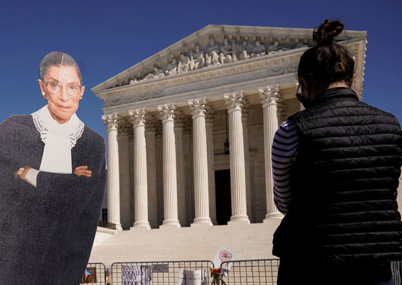 &copy; Reuters. FILE PHOTO: People gather to mourn the death of Associate Justice Ruth Bader Ginsburg at the Supreme Court in Washington