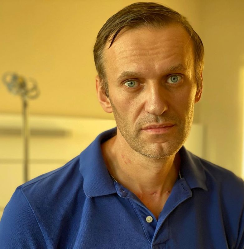&copy; Reuters. FOTO DE ARCHIVO: El político de la oposición rusa Alexei Navalny fotografiado en el hospital Charité de Berlín, Alemania, en esta imagen sin fecha obtenida de las redes sociales el 22 de septiembre de 2020