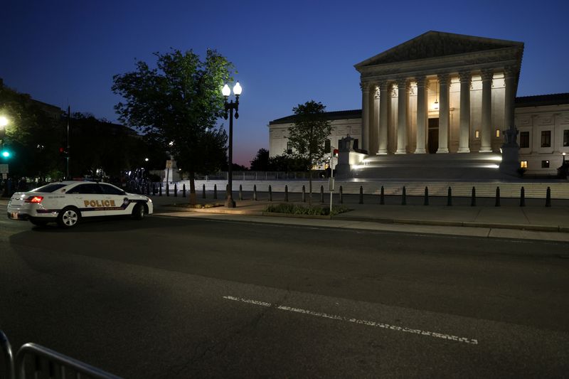 &copy; Reuters. A general view of the Supreme Court, where the body of late Supreme Court Justice Ruth Bader Ginsburg will lie in repose, in Washington