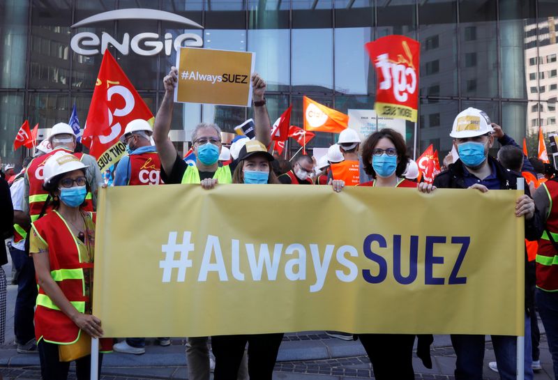 &copy; Reuters. Suez unions call employees to protest against Veolia takeover plan in La Defense