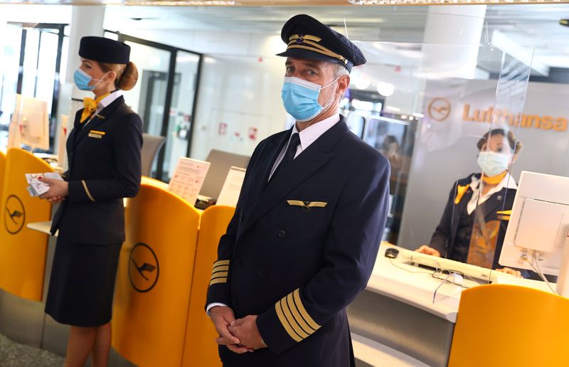 &copy; Reuters. FOTO DE ARCHIVO: Empleados de la aerolínea alemana Lufthansa en el aeropuerto de Fráncfort