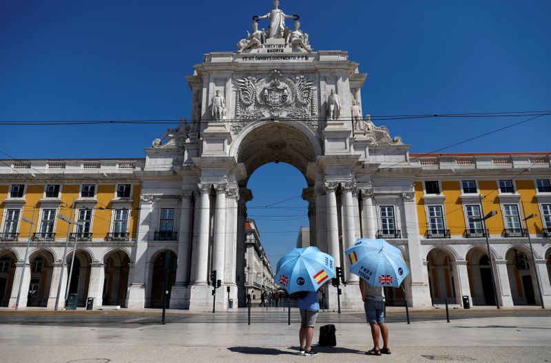 &copy; Reuters. FILE PHOTO: Tour guides await customers during the coronavirus disease (COVID-19) outbreak in Lisbon, Portugal