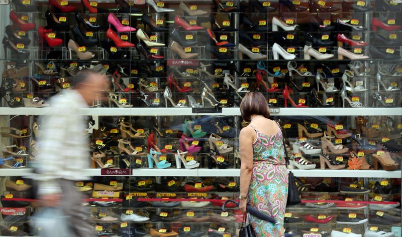 &copy; Reuters. Consumidor em loja de sapatos em São Paulo