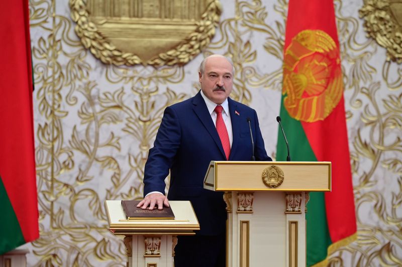 &copy; Reuters. Alexander Lukashenko presta juramento como presidente de Bielorrusia durante una ceremonia en Minsk, Bielorrusia, el 23 de septiembre de 2020