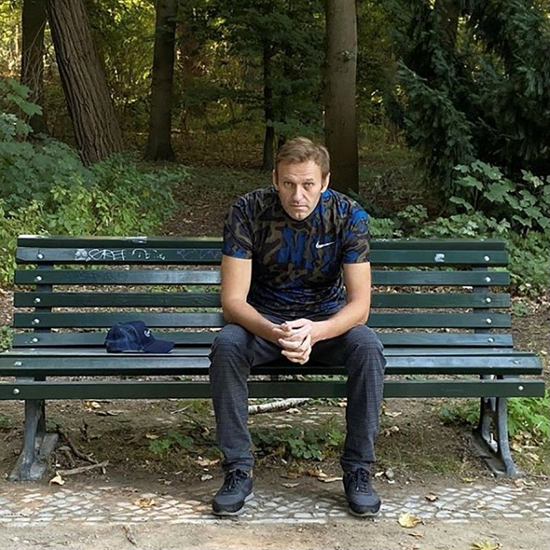 &copy; Reuters. Líder de oposição Alexei Navalny posa para foto sentado em banco