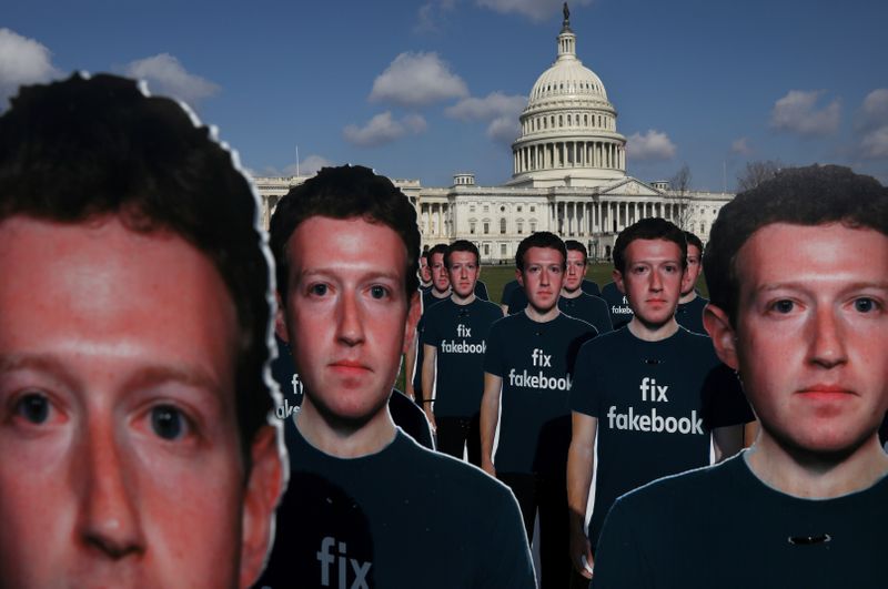 &copy; Reuters. FOTO DE ARCHIVO: Decenas de siluetas de cartón del fundador y consejero delegado de Facebook, Mark Zuckerberg, en Washington D. C.