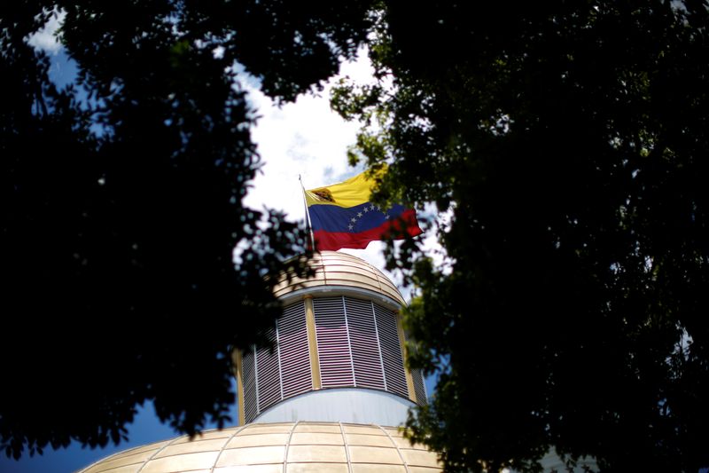 &copy; Reuters. Флаг Венесуэлы над зданием Национальной ассамблеи в Каракасе