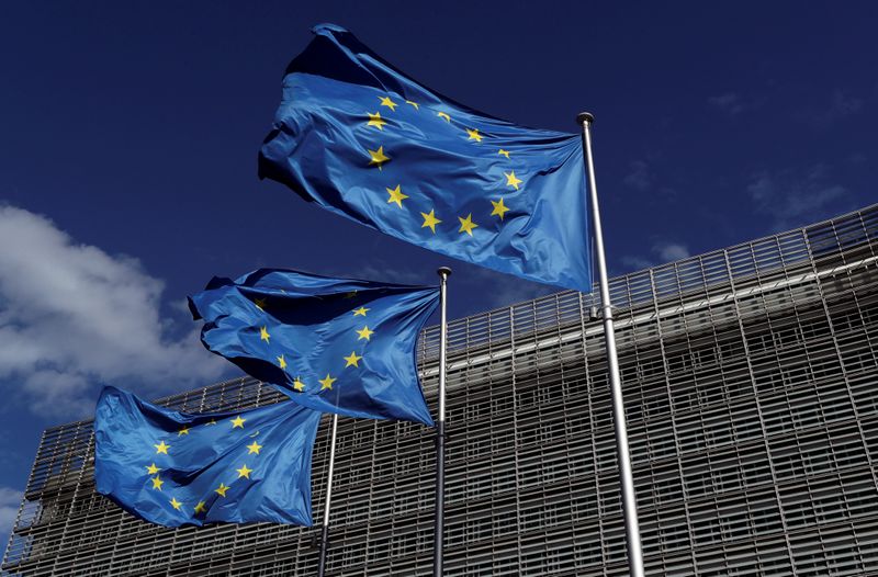 © Reuters. FOTO DE ARCHIVO: Tres banderas de la Unión Europea en Bruselas