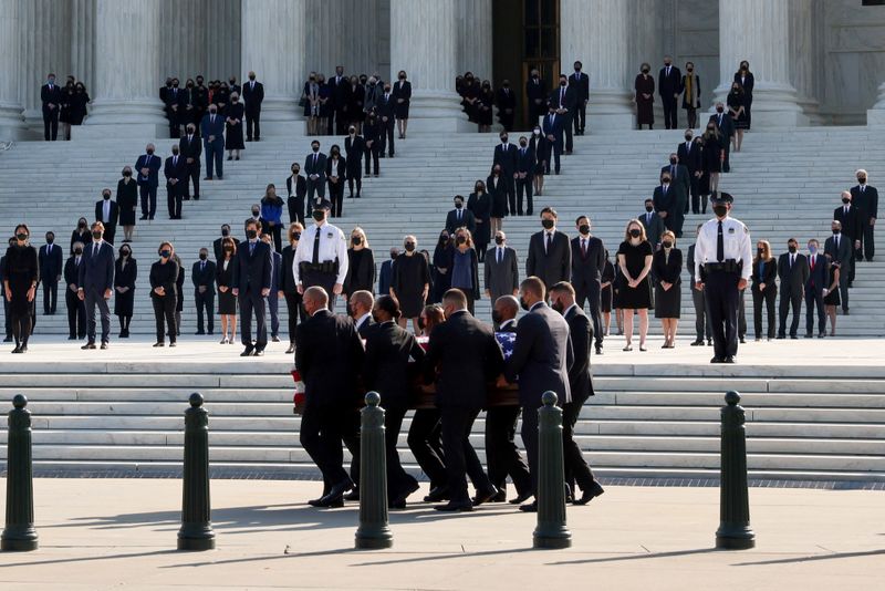 &copy; Reuters. El ataúd de la jueza Ruth Bader Ginsburg, envuelto en una bandera y llevado por agentes de policía del Tribunal Supremo en Washington