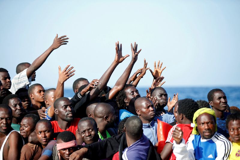 &copy; Reuters. FOTO DE ARCHIVO. Migrantes se ven durante una operación de rescate en el mar Mediterráneo