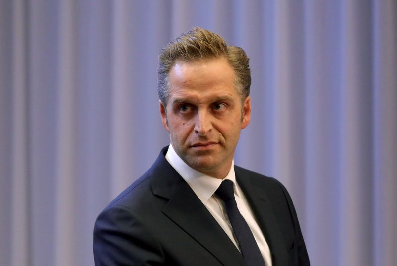 © Reuters. FILE PHOTO: Dutch Prime Minister Mark Rutte and newly appointed Health Minister Hugo De Jonge hold a joint news conference in the Hague