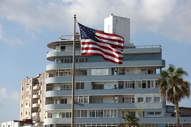 © Reuters. IMAGEN DE ARCHIVO de la bandera de Estados Unidos frente a la embajada estadounidense (fuera del cuadro)en La Habana, Cuba