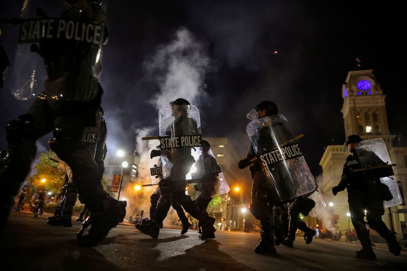 © Reuters. People react to the grand jury finding in the Breonna Taylor shooting