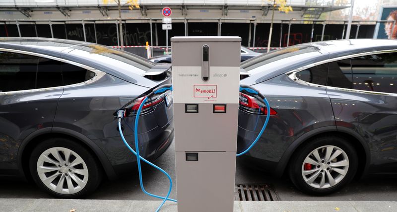 &copy; Reuters. Tesla Model X electric cars recharge their batteries in Berlin