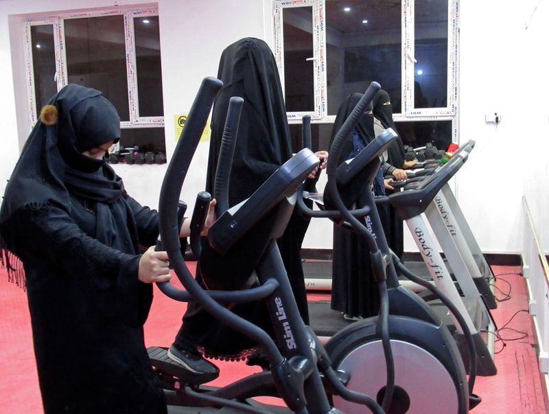 © Reuters. Afghan women exercise in a fitness gym in Kandahar