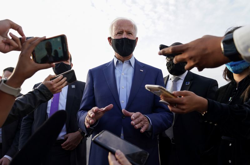 © Reuters. El candidato presidencial demócrata de Estados Unidos, Joe Biden, habla con los periodistas después de hacer campaña en Charlotte, Carolina del Norte, Estados Unidos.  23 de septiembre de 2020.