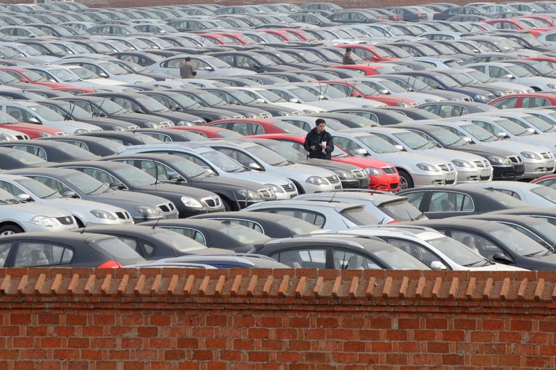© Reuters. Автостоянка китайского Brilliance Automotive в Шэньяне