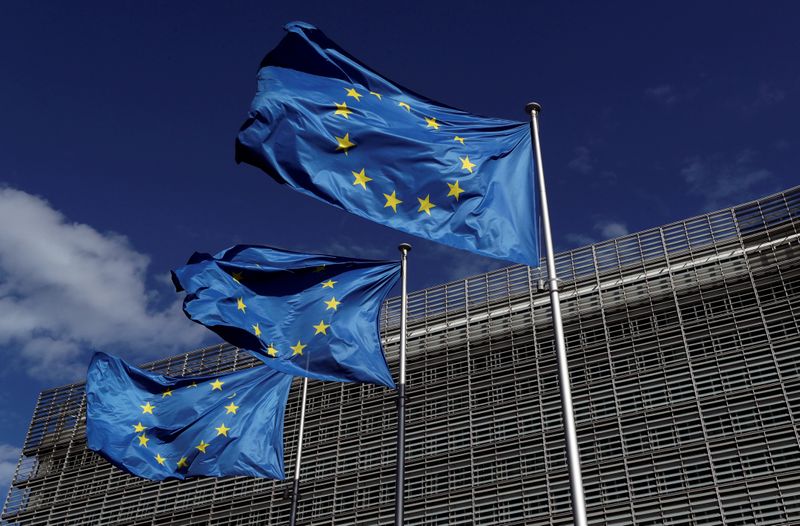 &copy; Reuters. Bandiere dell&apos;Unione europea davanti alla sede della Commissione Ue a Bruxelles