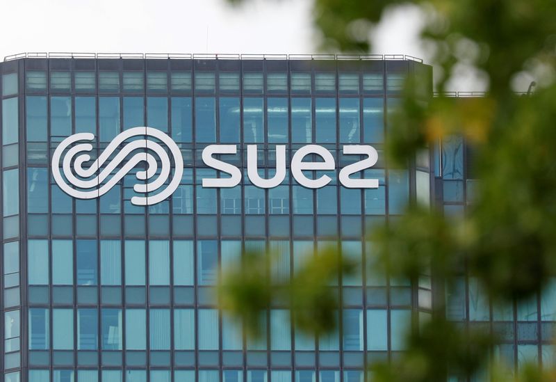 &copy; Reuters. Logo of Suez on the company headquarters at La Defense