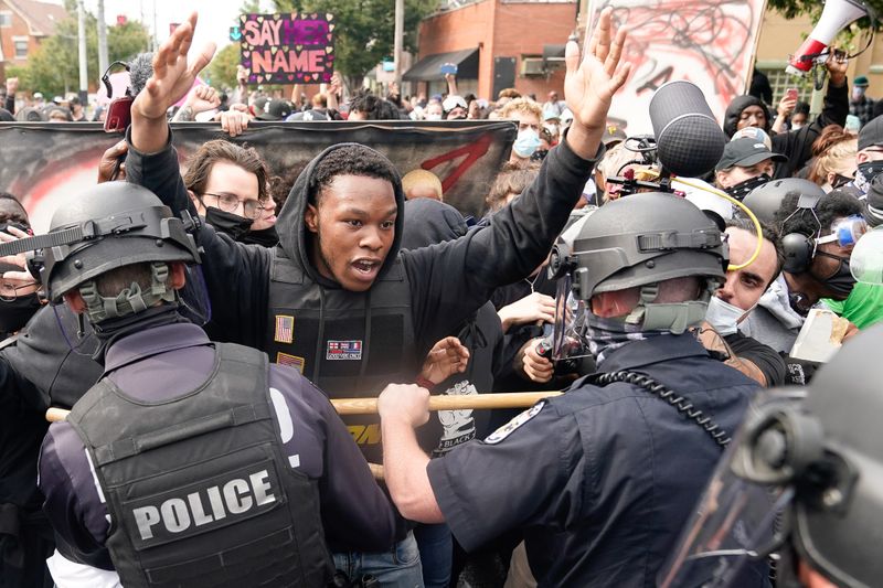 &copy; Reuters. Un manifestante se enfrenta con la policía durante las protestas celebradas en Louisville