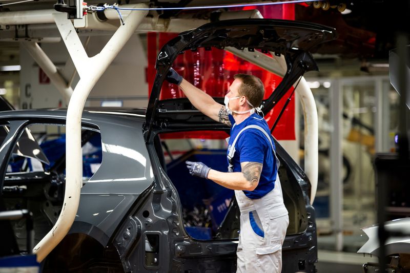 &copy; Reuters. FILE PHOTO: VW re-starts Europe&apos;s largest car factory after coronavirus shutdown