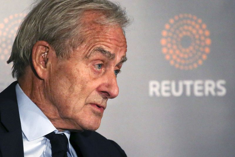 © Reuters. FILE PHOTO: Reuters Editor-at-Large Sir Harold Evans moderates a Reuters Newsmaker conversation 