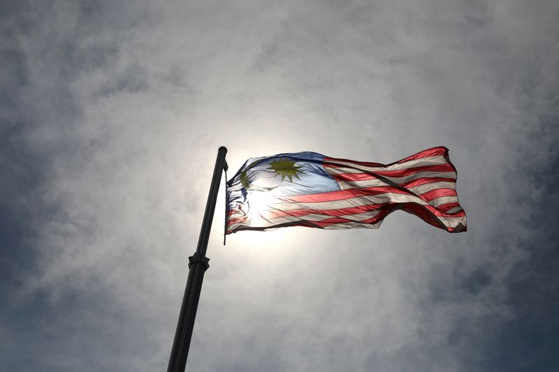 © Reuters. A Malaysian flag flies outside Prime Minister's office, in Putrajaya