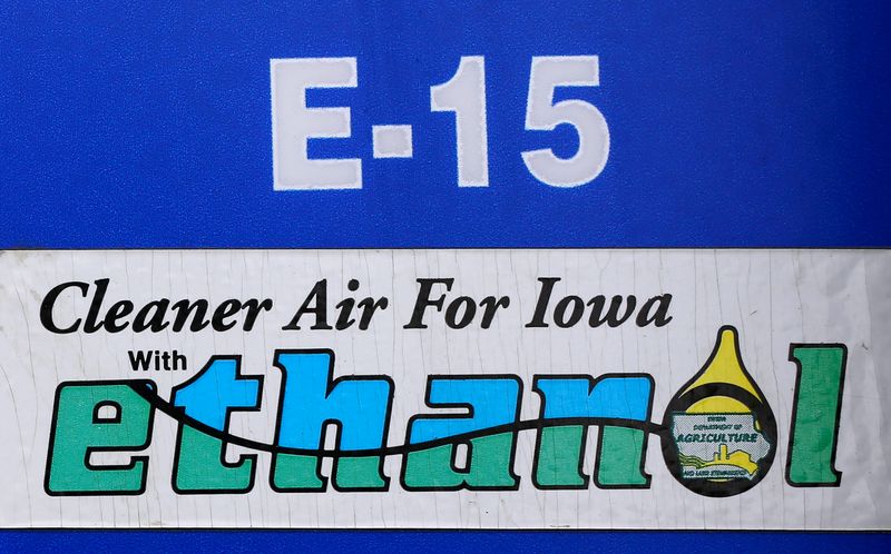 &copy; Reuters. FILE PHOTO: FILE PHOTO: A gas pump selling E15, a gasoline with 15 percent of ethanol, is seen in Mason City