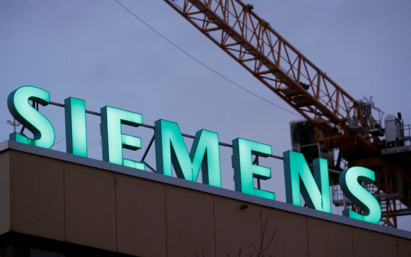 &copy; Reuters. Logo of German industrial group Siemens is seen in Zurich