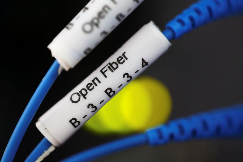 &copy; Reuters. Cavi in fibra ottica per i provider di servizi Internet in una sala server del Gruppo Enel a Perugia