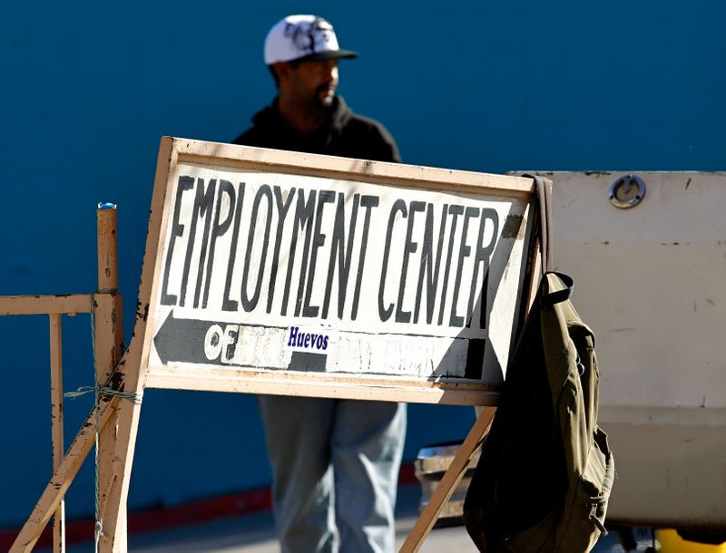 &copy; Reuters. Placa de um centro para empregos em San Diego