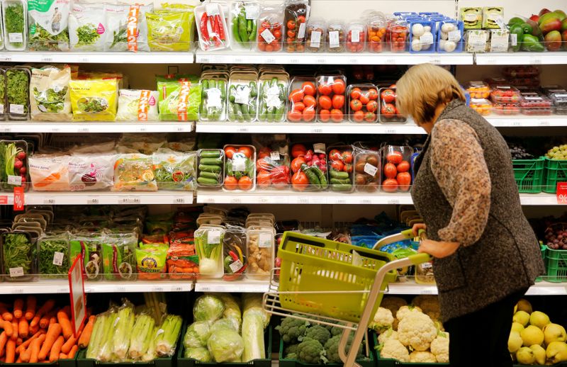 © Reuters. Customer shops at Victoria supermarket operated by Russian food retailer Dixy Group in Moscow