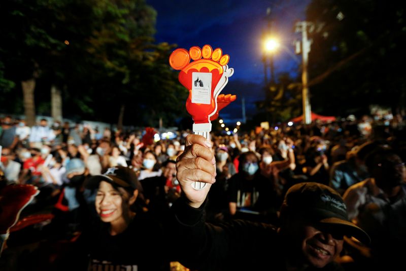 © Reuters. Pro-democracy protesters attend a mass rally in Bangkok