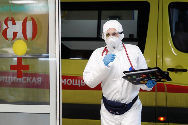 &copy; Reuters. Medical specialists treat patients infected with the coronavirus disease in a hospital in Moscow