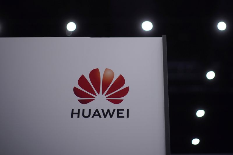 &copy; Reuters. Il logo Huawei durante l&apos;evento Huawei Connect a Shanghai