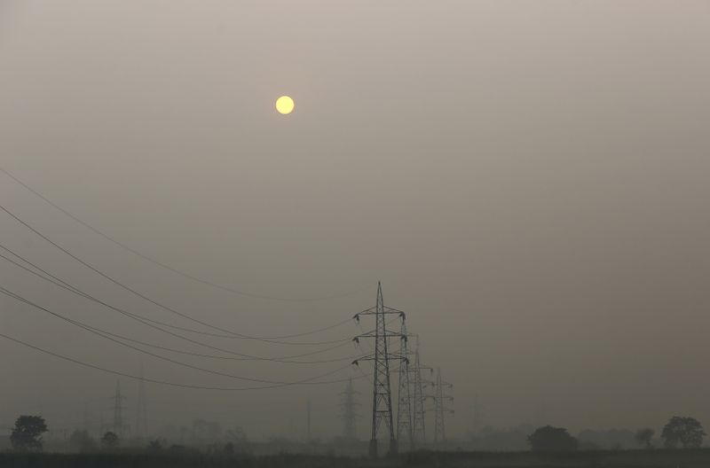 &copy; Reuters. FILE PHOTO: High tension electric pylons are pictured on a smoggy day in New Delhi