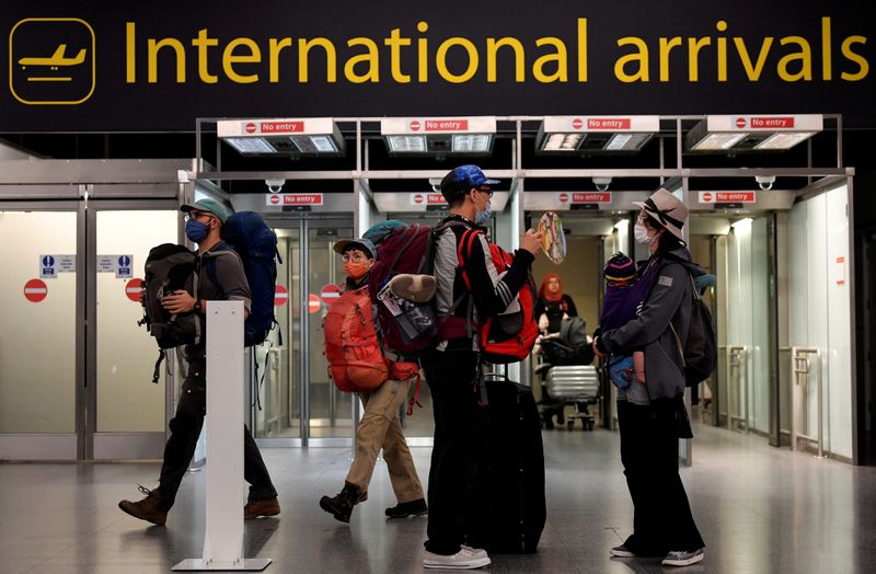 &copy; Reuters. FILE PHOTO: Passengers arrive at the Gatwick Airport, in Gatwick