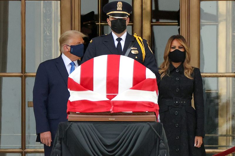 &copy; Reuters. El presidente de Estados Unidos, Donald Trump, y la primera dama Melania Trump, presentan sus respetos ante el féretro con los restos de la jueza Ruth Bader Ginsburg en el edificio de la Corte Suprema en Washington.