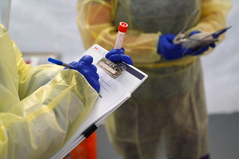 © Reuters. Provincial health workers perform coronavirus disease tests in Gull Bay