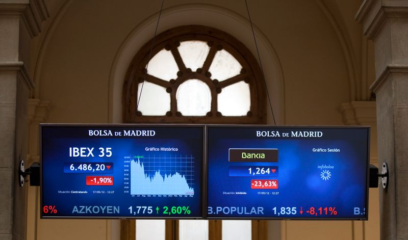 &copy; Reuters. Un panel informativo muestra la información comercial de Bankia y del IBEX 35 de referencia en la bolsa de Madrid el 17 de mayo de 2012