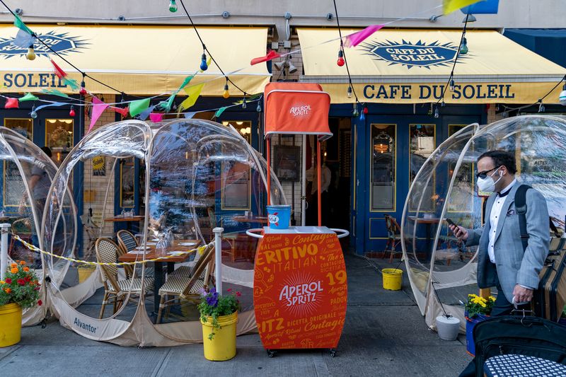 &copy; Reuters. FILE PHOTO: Bubble tents are set up outside Cafe Du Soliel following the outbreak of the coronavirus disease (COVID-19) in the Manhattan borough of New York City
