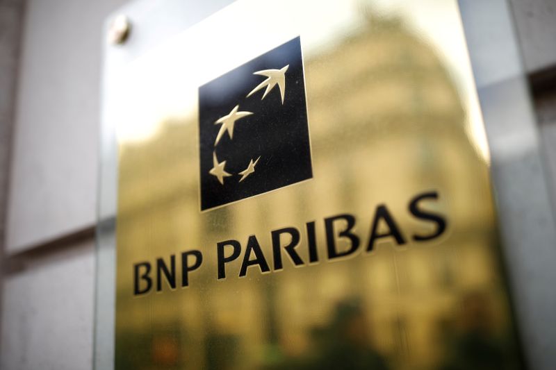 © Reuters. FILE PHOTO: The BNP Paribas logo is seen at a branch in Paris